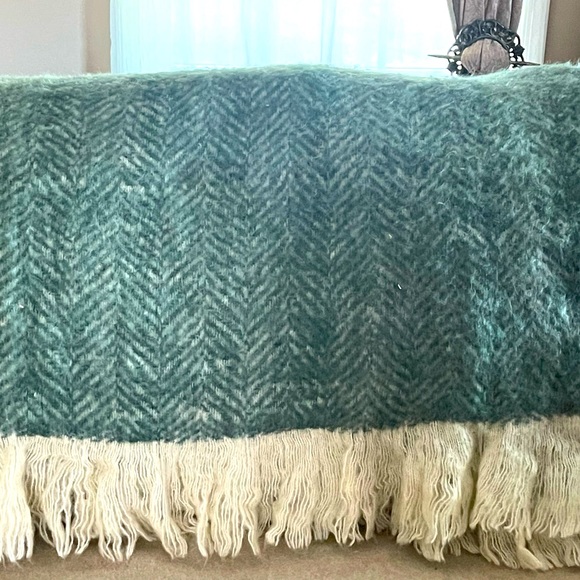Super soft, beautiful green throw cover! - Picture 4 of 8